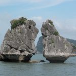 Ha_Long_bay_The_Kissing_Rocks