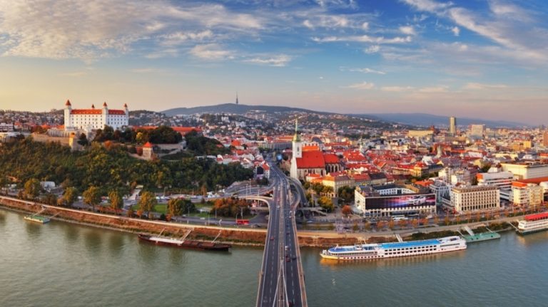 Dịch vụ chuyển phát nhanh Hồ Chí Minh đi Slovakia an toàn – nhanh chóng – giá rẻ
