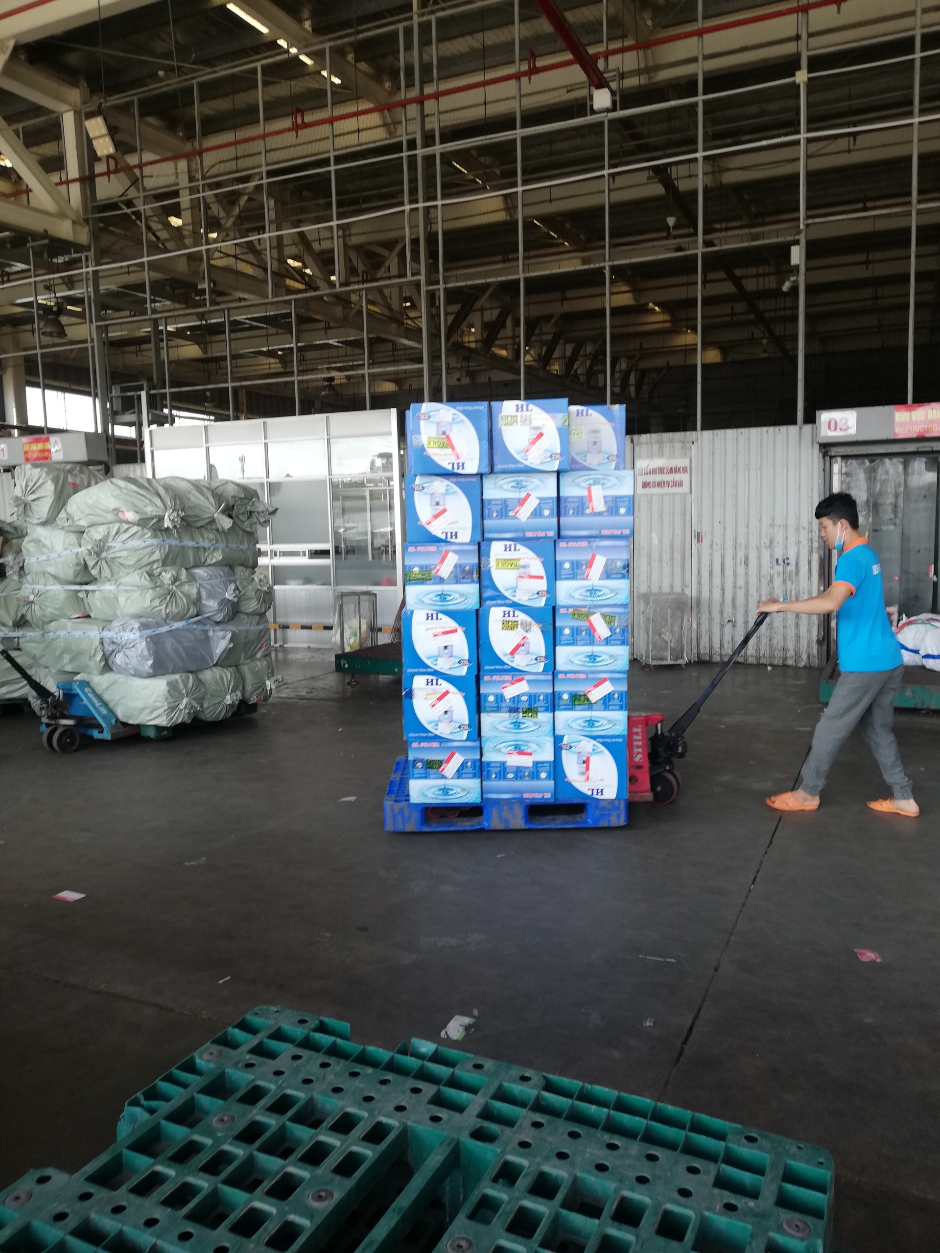 Hình ảnh những gói hàng cứu trợ chuẩn bị được đưa lên máy bay tại thành phố Hồ Chí Minh