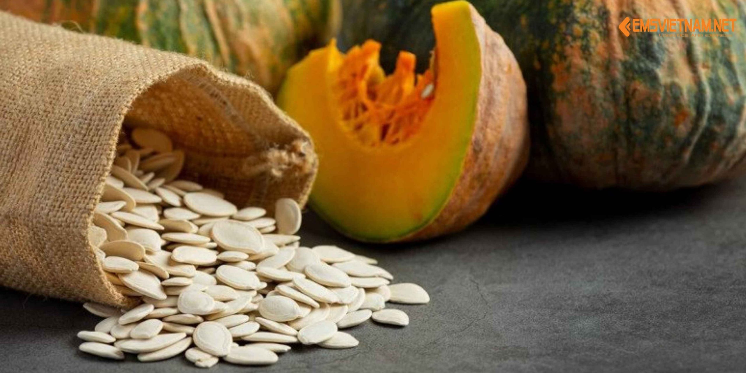 GỬI HẠT BÍ TỪ VIỆT NAM SANG MỸ – NHỮNG ĐIỀU CẦN BIẾT ĐỂ ĐẶC SẢN ĐẾN NƠI AN TOÀN