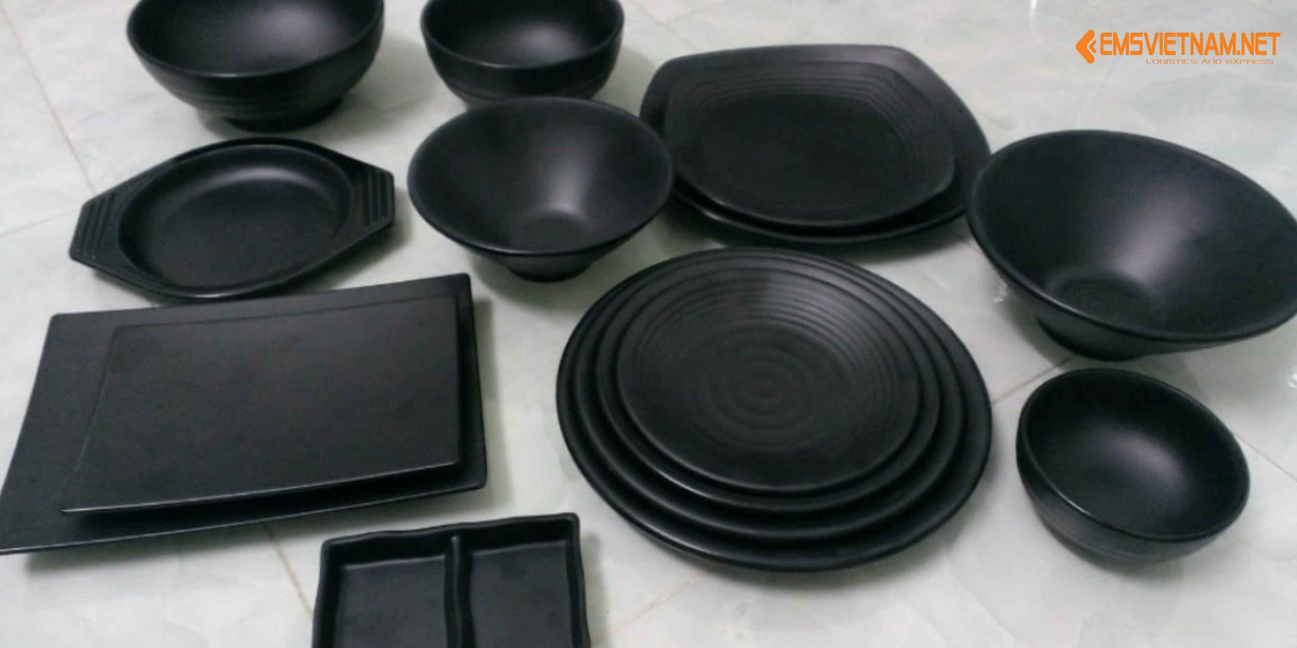 GỬI CHÉN BÁT NHỰA TỪ VIỆT NAM SANG MỸ – NHỮNG ĐIỀU CẦN BIẾT ĐỂ HÀNG ĐẾN NƠI NGUYÊN VẸN